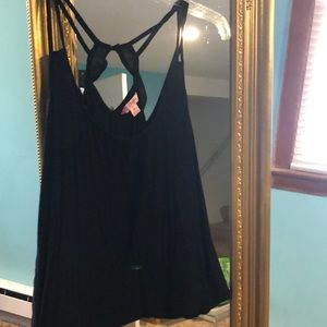 Cute black tank top !